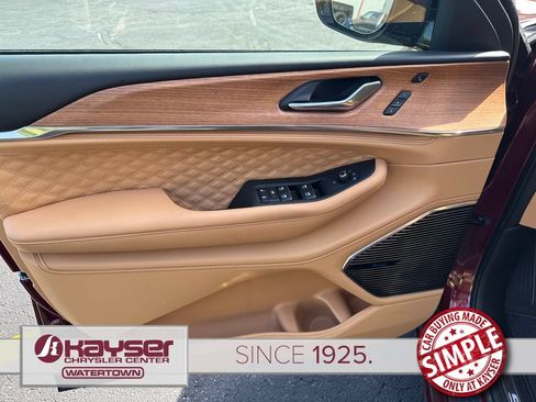 Used 2025 Jeep Grand Cherokee Summit AWD/4WD image 10