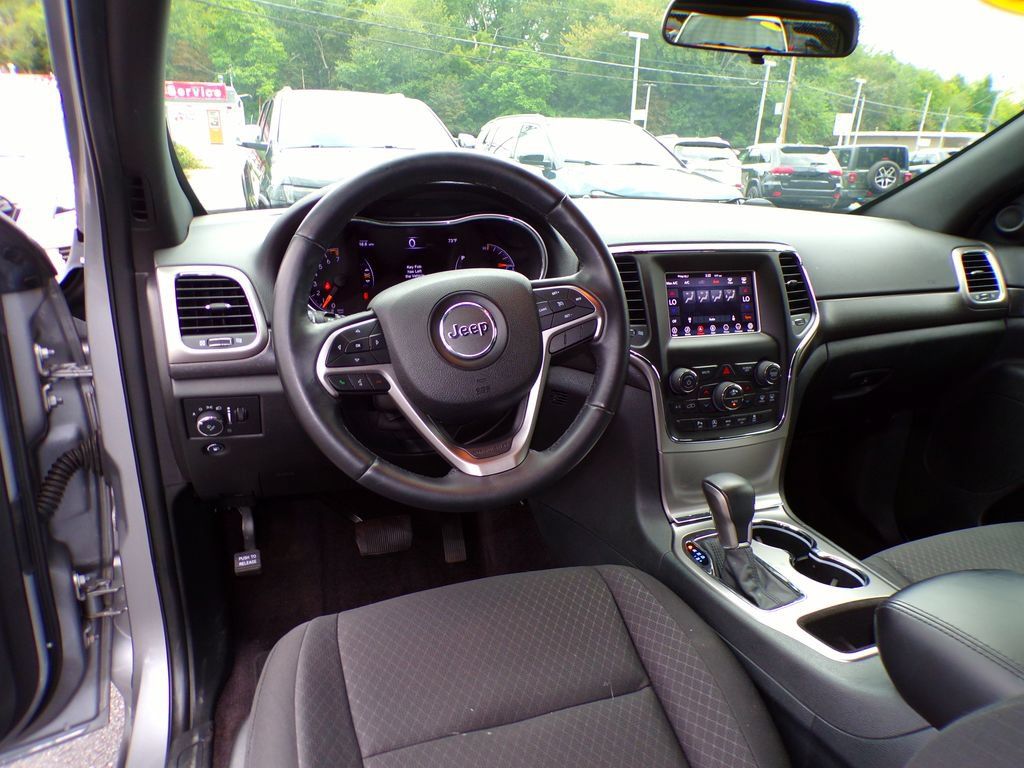 Certified 2018 Jeep Grand Cherokee Laredo AWD/4WD image 15