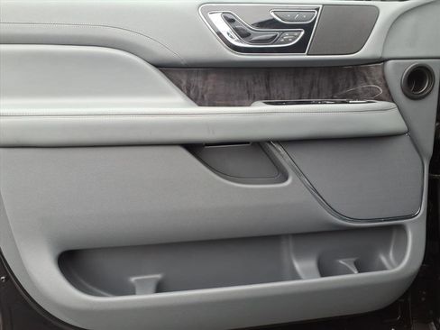 Used 2019 Lincoln Navigator Reserve image 10