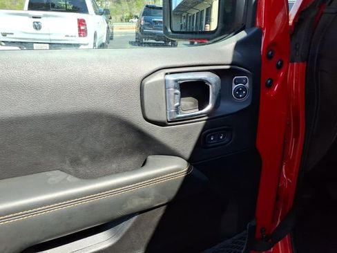 Used 2025 Jeep Wrangler Unlimited Sahara AWD/4WD image 3
