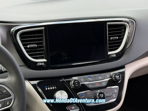 Used 2023 Chrysler Pacifica Touring-L FWD image 19