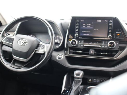 Used 2022 Toyota Highlander XLE image 25