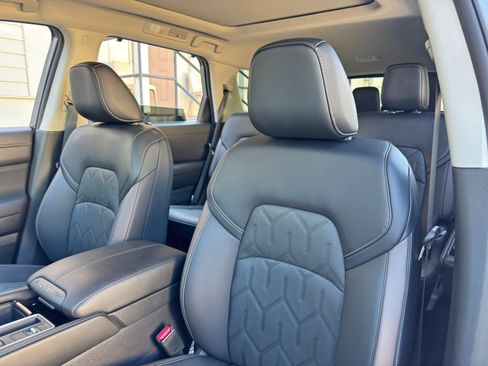 Used 2026 Nissan Pathfinder Platinum FWD image 41