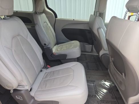 Used 2020 Chrysler Pacifica Touring-L image 12