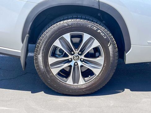 Used 2021 Toyota Highlander XLE AWD/4WD image 10