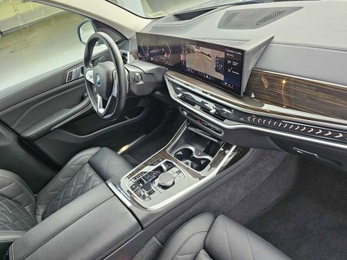 Used 2024 BMW X7 xDrive40i w/ Premium Package image 11