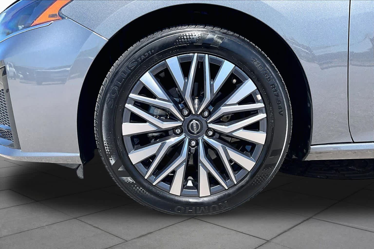 Used 2025 Nissan Altima 2.5 SV FWD image 11