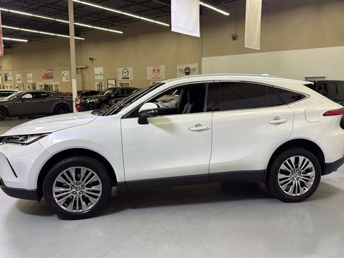 Used 2022 Toyota Venza XLE image 5