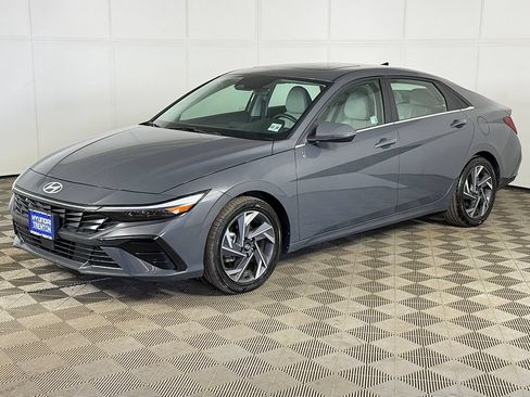 Used 2025 Hyundai Elantra Limited FWD image 10