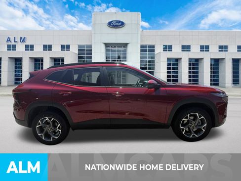 Used 2025 Chevrolet Trax LT FWD image 4