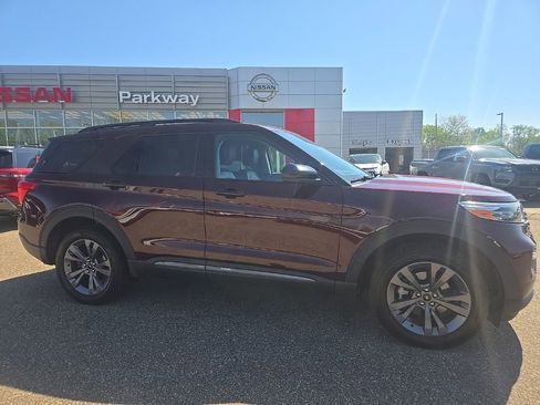 Used 2022 Ford Explorer XLT w/ Equipment Group 202A AWD/4WD image 8