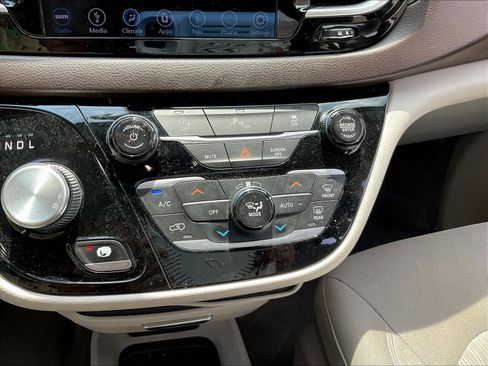 Used 2019 Chrysler Pacifica Touring Plus FWD image 15