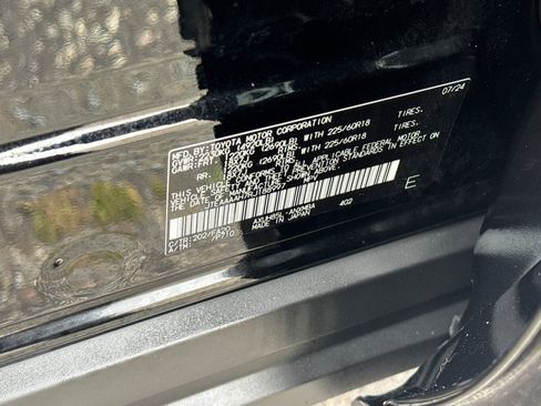 Used 2024 Toyota Venza LE AWD/4WD image 32