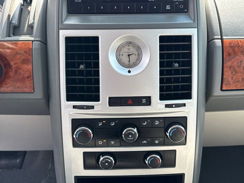 Used 2009 Chrysler Town & Country LX image 12