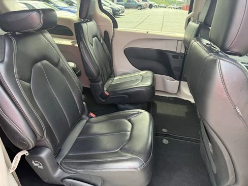 Used 2023 Chrysler Pacifica Touring-L FWD image 12