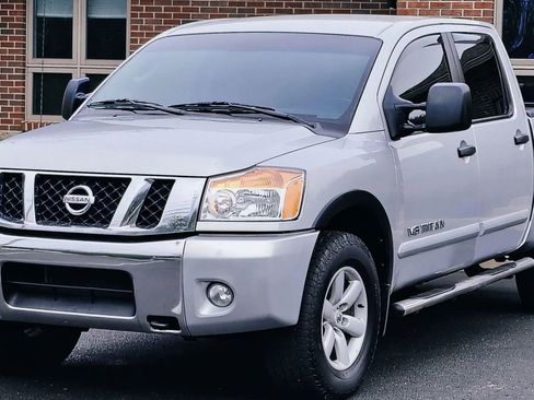 Used 2010 Nissan Titan XE image 1