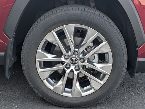Used 2021 Toyota RAV4 XLE Premium AWD/4WD image 5