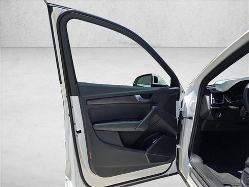 Used 2025 Audi Q5 2.0T Premium image 12