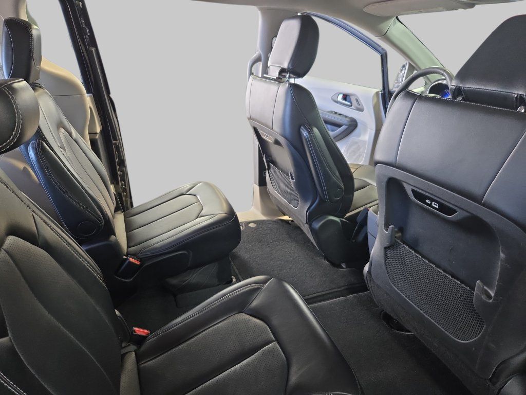 Used 2024 Chrysler Pacifica Touring-L FWD image 13