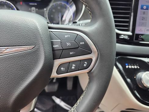 Used 2023 Chrysler Pacifica Touring-L FWD image 29