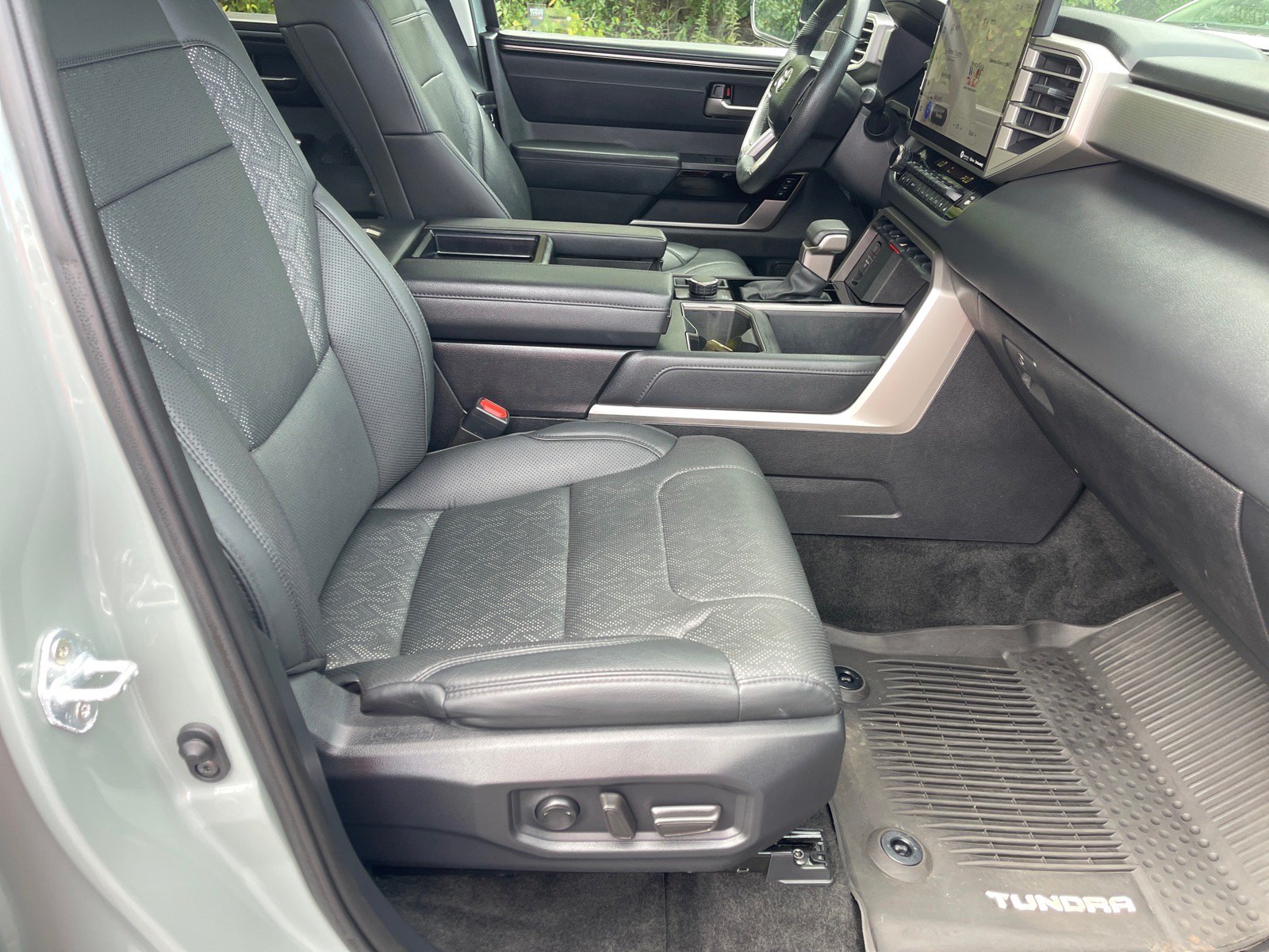 Used 2024 Toyota Tundra Limited AWD/4WD image 19