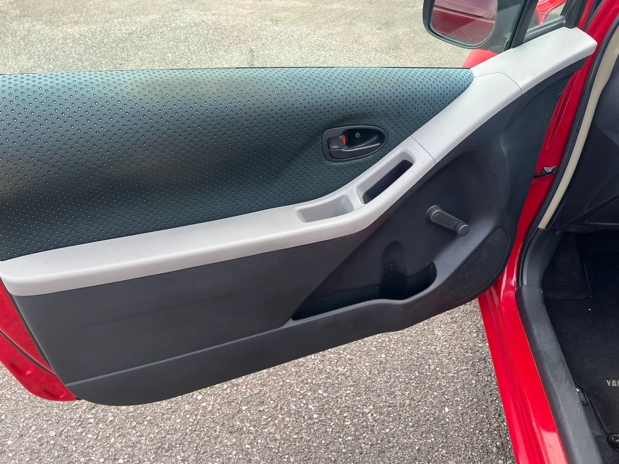 Used 2007 Toyota Yaris 2-Door Hatchback w/ Convenience Pkg FWD image 5