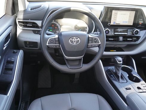 Used 2023 Toyota Highlander XLE image 25