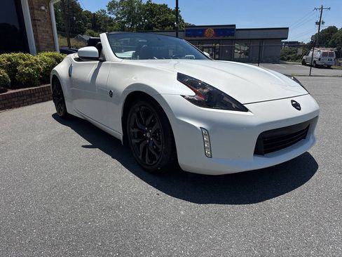 Used 2015 Nissan 370Z Touring RWD image 5