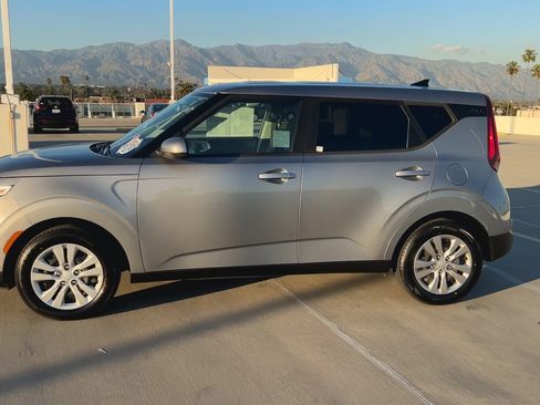 Used 2022 Kia Soul LX image 5