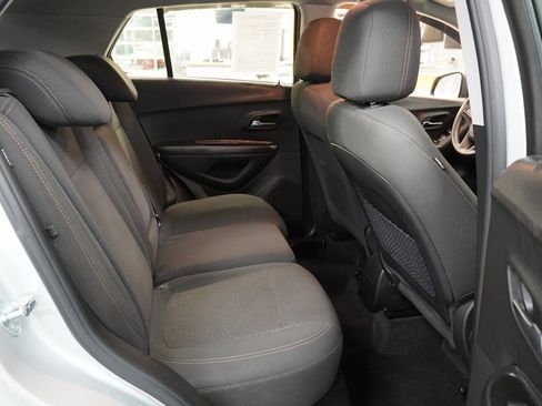 Used 2021 Chevrolet Trax LS image 28