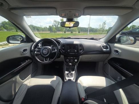 Used 2018 Jeep Compass Latitude FWD image 19