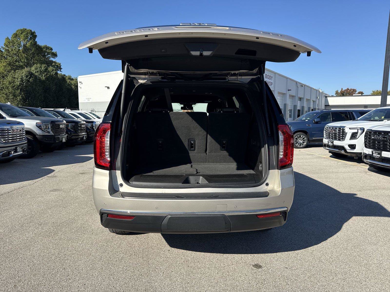 Used 2023 GMC Yukon SLT w/ SLT Luxury Package AWD/4WD image 32