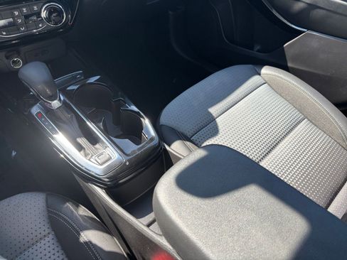 Used 2025 Chevrolet Trax LT w/ LT Convenience Package FWD image 40