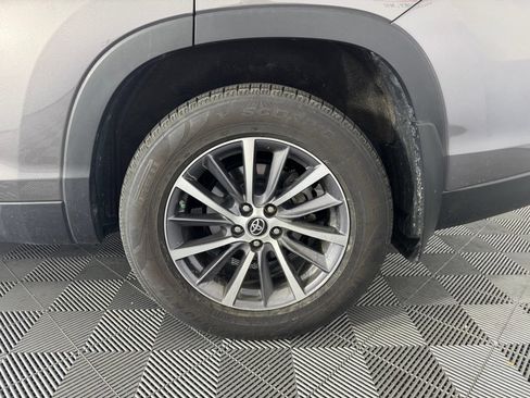 Used 2019 Toyota Highlander XLE AWD/4WD image 14
