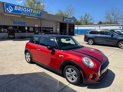 Used 2018 MINI Cooper 2-Door Hardtop w/ Premium Package FWD image 4