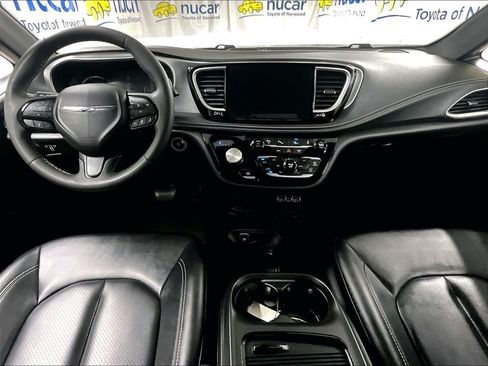 Used 2024 Chrysler Pacifica Limited FWD image 21