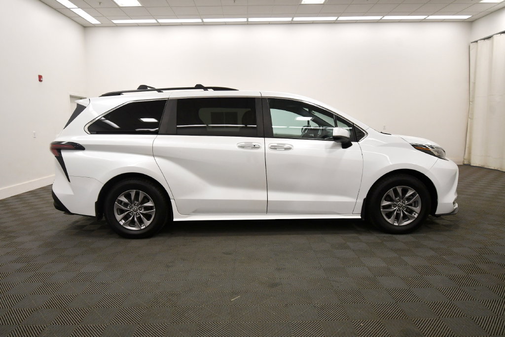 Used 2023 Toyota Sienna XLE AWD/4WD image 9