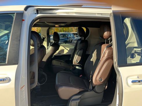 Used 2021 Toyota Sienna Platinum image 19