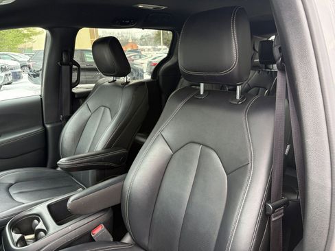 Used 2025 Chrysler Pacifica Select image 34