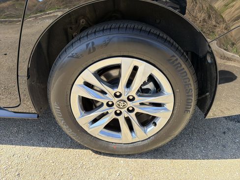 Used 2026 Toyota Sienna Limited image 18