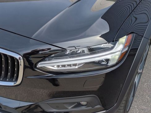 Used 2025 Volvo V90 B6 Cross Country Ultra image 10