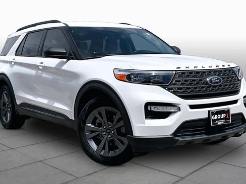 Certified 2021 Ford Explorer XLT w/ Equipment Group 202A image 3