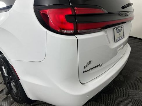 Certified 2021 Chrysler Pacifica Touring w/ Cold Weather Group AWD/4WD image 32