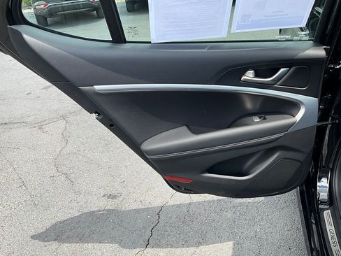 Used 2025 Genesis G70 2.5T image 32