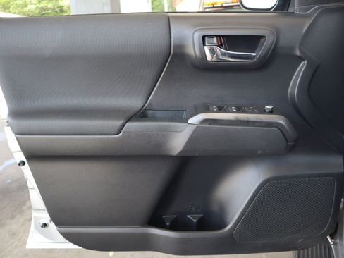 Used 2018 Toyota Tacoma TRD Sport image 37