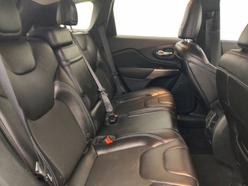 Used 2019 Jeep Cherokee Latitude Plus w/ Comfort/Convenience Group AWD/4WD image 19