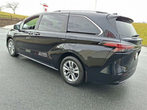 Certified 2024 Toyota Sienna Limited image 7