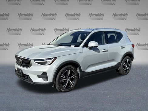 Used 2025 Volvo XC40 B5 Core image 5
