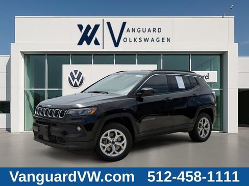 Used 2025 Jeep Compass Latitude w/ Convenience Group AWD/4WD image 1