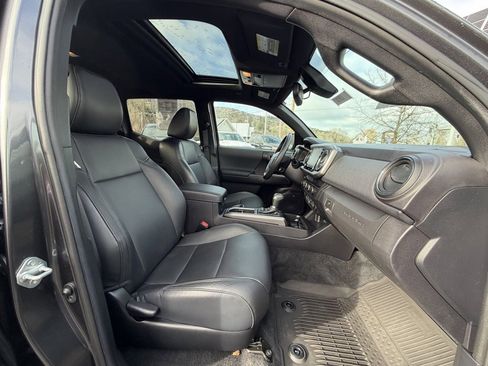 Used 2022 Toyota Tacoma TRD Sport image 13